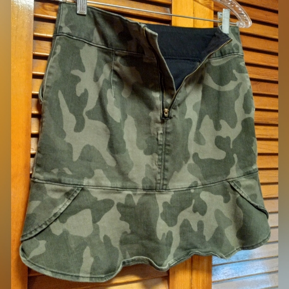 White House Black Market Camo Flounce Hem Boot Women's Skirt Size 6 - Picture 4 of 13